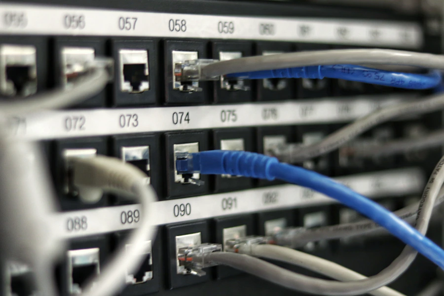 Sala de servidores com fileiras de racks e iluminação técnica