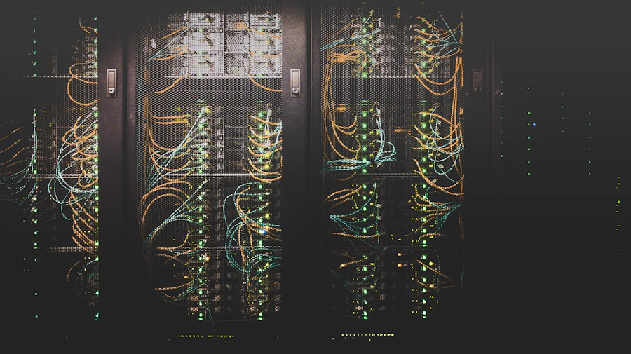 Corredor de servidores em azul dentro de um data center
