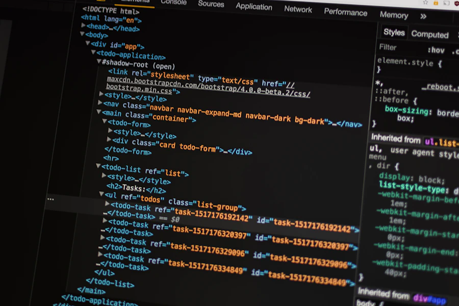 Tela de computador exibindo código e painéis de monitoramento