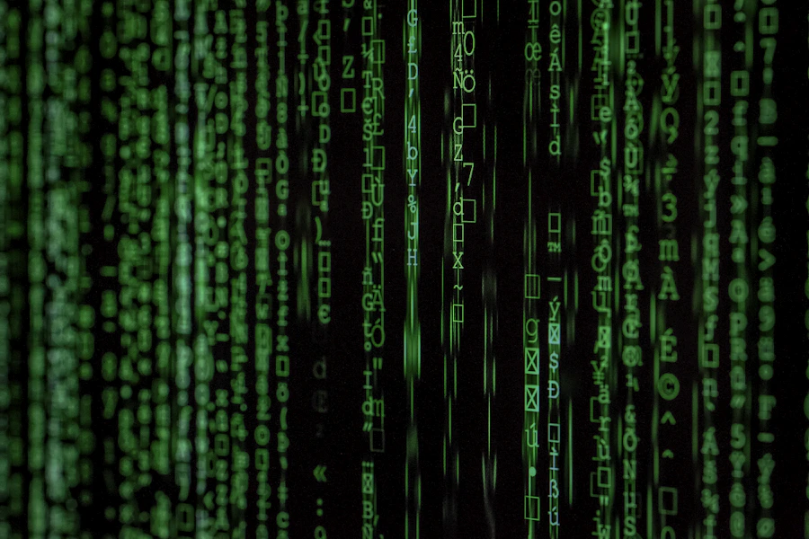 Linhas de código em tela escura formando padrão digital