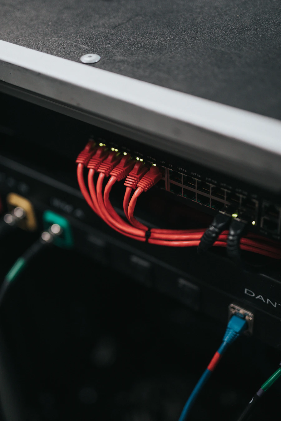 Racks de servidores com cabeamento organizado em operação